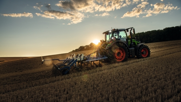 Fendt 600 Vario working the soil in the sunset