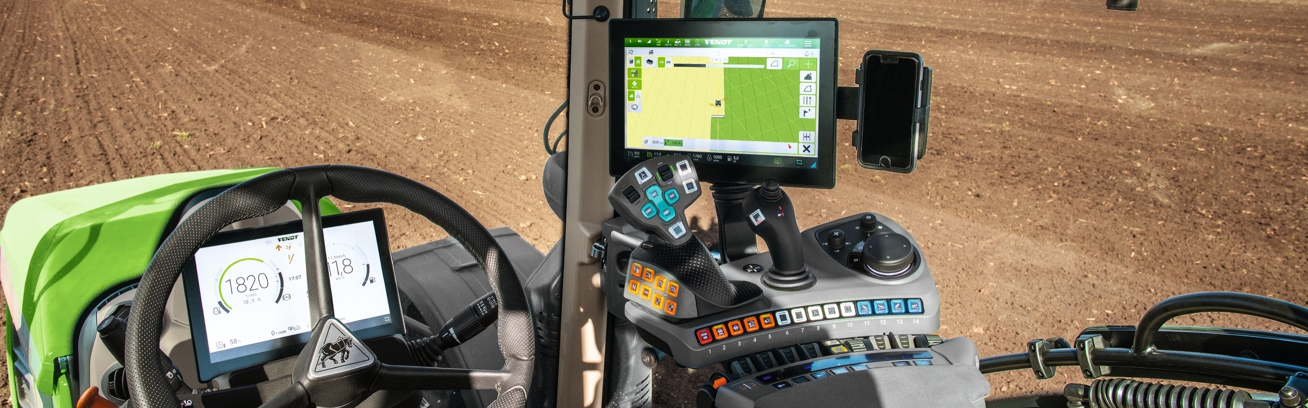 Close-up of the cab of the Fendt 700 Vario Gen6 with a view of the three terminals at the front behind the steering wheel and on the right on the armrest and in the roof liner.