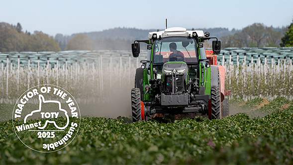 The green-painted Fendt e100 V in the field with the award for the winner of the Sustainable Tractor of the Year 2025 superimposed on it